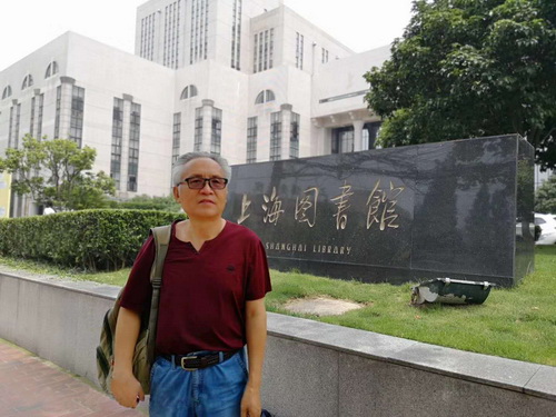 作者在上海图书馆.jpg
